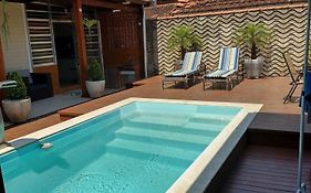 Casa agradável com piscina, a poucos passos da Praia