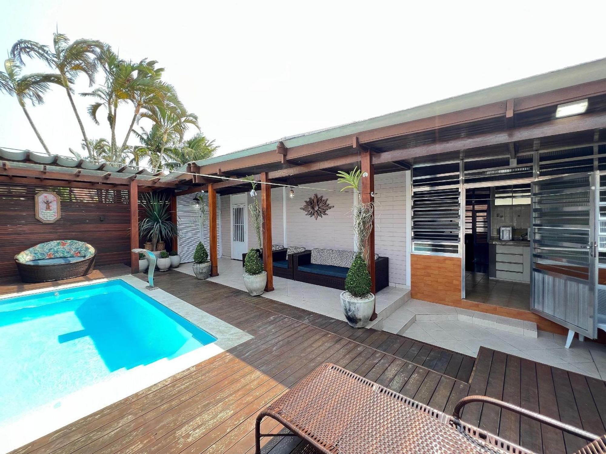 Casa agradável com piscina, a poucos passos da Praia Peruíbe Exterior foto