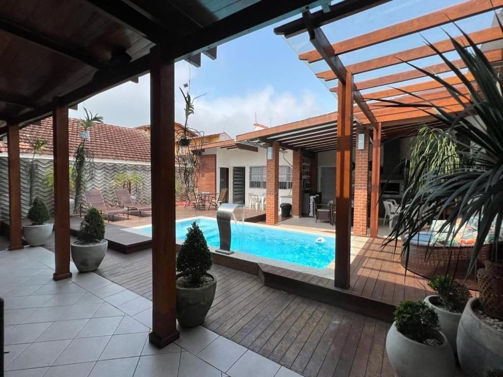 Casa agradável com piscina, a poucos passos da Praia Peruíbe Exterior foto